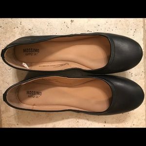 Women’s black flats